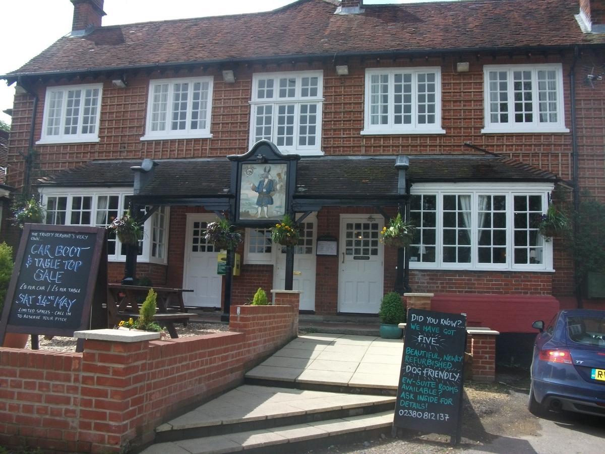لِندهورْسٍتْ The Trusty Servant Inn المظهر الخارجي الصورة